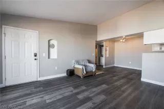 Photo #4: 2446304 Listing