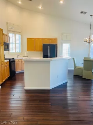 Photo #4: 2446461 Listing