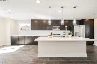 Photo #4: 2446677 Listing