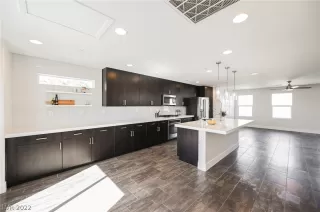 Photo #6: 2446677 Listing