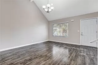 Photo #4: 2446829 Listing