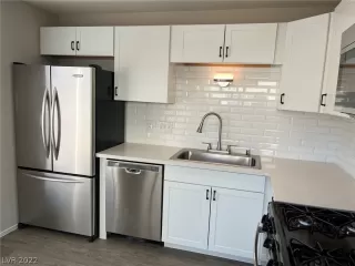 Photo #5: 2446953 Listing 