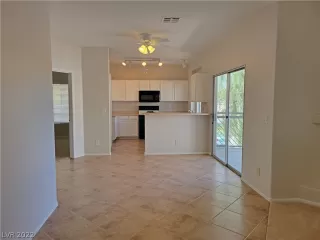 Photo #4: 2447105 Listing