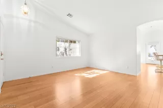 Photo #5: 2447252 Listing