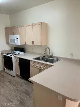 Photo #5: 2447330 Listing 