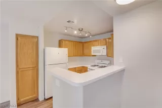 Photo #5: 2447623 Listing