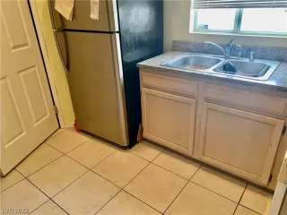 Photo #5: 2447666 Listing