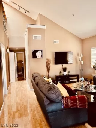 Photo #3: 2447768 Listing