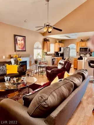 Photo #4: 2447768 Listing