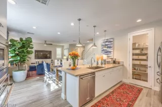 Photo #3: 2448099 Listing