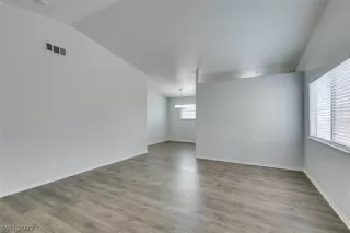 Photo #5: 2448297 Listing