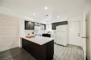 Photo #5: 2448338 Listing