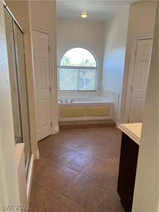 Photo #6: 2448643 Listing 