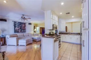 Photo #3: 2448754 Listing