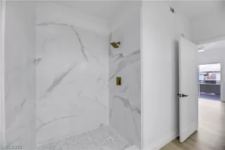 Photo #4: 2448917 Listing