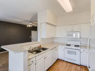 Photo #6: 2448927 Listing