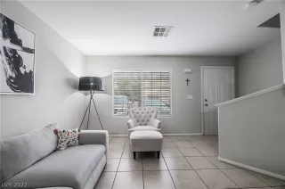 Photo #4: 2448943 Listing