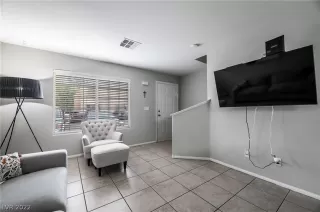 Photo #5: 2448943 Listing