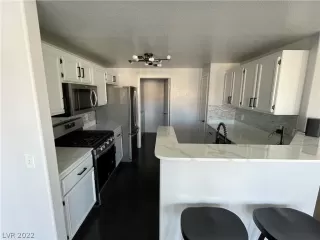 Photo #5: 2448998 Listing 