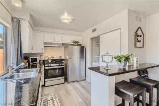 Photo #3: 2449027 Listing 