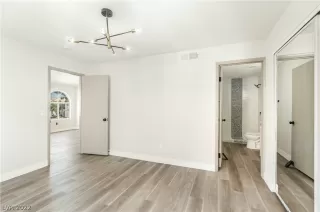 Photo #4: 2449619 Listing