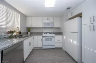 Photo #5: 2449725 Listing