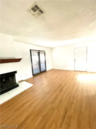 Photo #4: 2449748 Listing