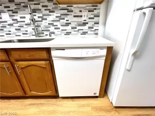 Photo #5: 2449748 Listing