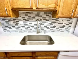 Photo #6: 2449748 Listing