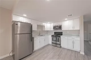 Photo #6: 2449800 Listing