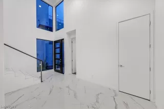 Photo #2: 2449824 Listing