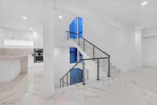 Photo #5: 2449824 Listing