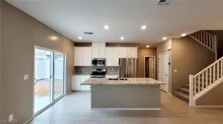 Photo #3: 2449825 Listing