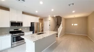 Photo #4: 2449825 Listing