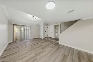 Photo #4: 2449909 Listing