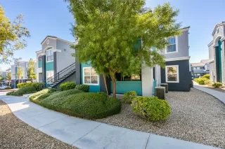 Photo #4: 2449918 Listing