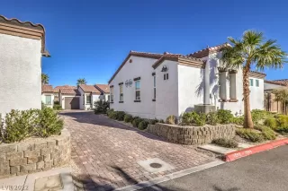 Photo #3: 2449945 Listing