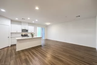 Photo #4: 2449945 Listing