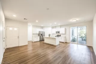 Photo #5: 2449945 Listing