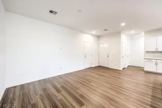 Photo #6: 2449945 Listing