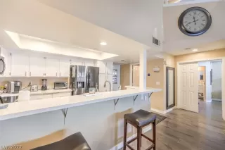 Photo #3: 2450040 Listing