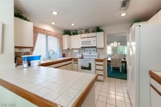 Photo #6: 2450136 Listing