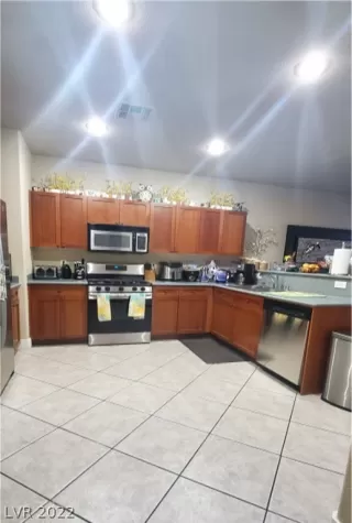 Photo #6: 2450609 Listing