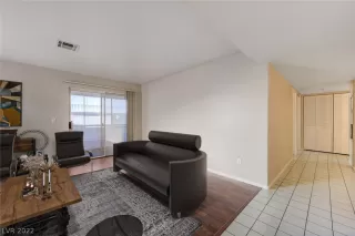 Photo #4: 2450853 Listing