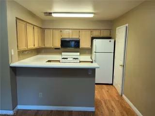 Photo #4: 2450928 Listing