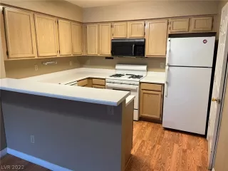 Photo #5: 2450928 Listing