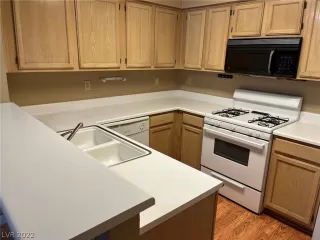 Photo #6: 2450928 Listing