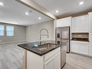 Photo #3: 2450968 Listing 