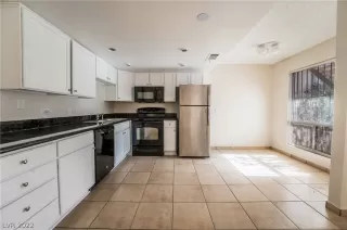 Photo #5: 2450977 Listing