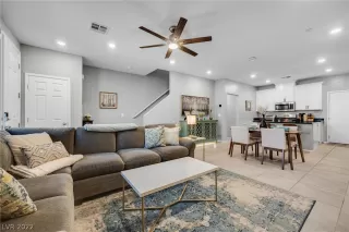 Photo #4: 2451221 Listing